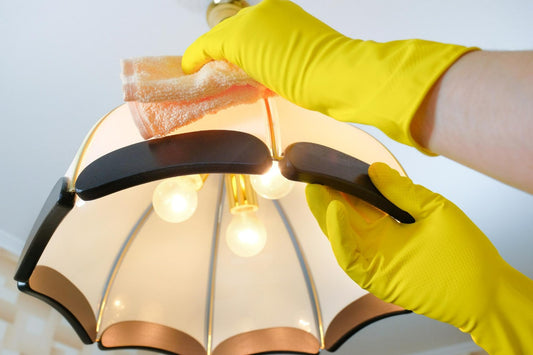Membersihkan Lampu Gantung